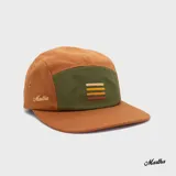 Gorro tipo béisbol color beige de pana con logo bordado en blanco.