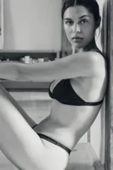 Bralette triangular negro confeccionado en mezcla de algodón y modal, con tirantes finos ajustables y cierre trasero con gancho metálico.