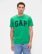 Remera verde militar de manga corta con logo GAP estampado en el pecho.