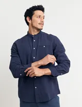 Camisa de lino color beige, de cuello mao y manga larga.