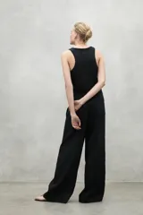 Musculosa negra sin mangas confeccionada en lino.