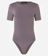Body de microfibra color gris topo, con escote redondo, manga corta y abertura en la espalda.