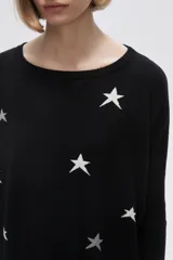 Sweater color borgoña con estampado de estrellas blancas.