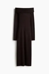 Vestido tobillero de punto fino suave color marrón oscuro, con escote off-the-shoulder con doblez ancho y mangas largas.