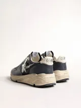 Zapatillas urbanas Golden Goose modelo Running Sole, color azul con detalles en gris y blanco, con estrella plateada con glitter en el lateral y suela de goma color crema.