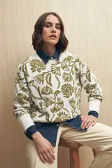 Sweater de algodón tejido en jacquard con diseño floral y de aves. Cuello redondo, puños y ruedo acanalados.