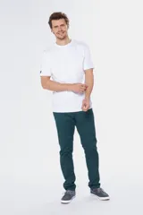 Pantalón azul con media cintura elastizada, diseño cómodo y versátil.