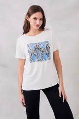 Remerón blanco de viscosa con estampado abstracto en tonos celeste y negro.