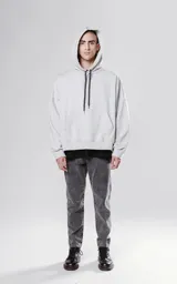 Hoodie corto color gris claro, de corte holgado, con capucha y cordones negros.