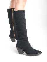 Bota de caña media color negro, confeccionada en cuero, con cierre dorado en la parte trasera y taco de 7 cm.