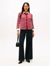 Cárdigan de punto a rayas horizontales rojas y blancas, con cuello camisero blanco, cierre frontal con botones dorados y bolsillos de parche.