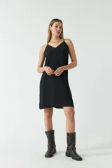 Vestido corto negro de algodón con escote en V y tirantes finos.