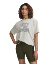 Remera Under Armour holgada de color blanco hueso con logo "Under Armour" estampado en el frente.