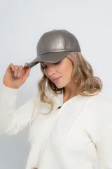 Gorra de béisbol negra de ecocuero con hebilla metálica ajustable en la parte trasera.