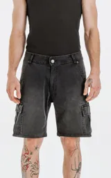 Bermuda de denim negra con corte a la rodilla, estilo cargo con bolsillos laterales y traseros con solapa. Diseño clásico de cinco bolsillos y ruedo desflecado. Confeccionada en denim rígido 100% algodón.