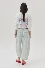 Sweater de algodón blanco, de corte holgado, con bordado decorativo al frente y en la espalda con motivos marinos y texto en italiano.