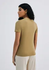 Camiseta marrón de manga corta con cuello en V.