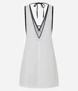 Vestido corto de playa confeccionado en viscolino color crudo, con sisas profundas, escote en V y detalle de vieses contrastantes en color negro.