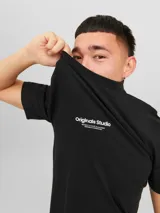 Camiseta negra de manga corta y cuello redondo con estampado en relieve.