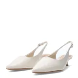 Zapato negro de cuero liso, estilo slingback (con tira ajustable en el talón), punta fina y taco bajo curvo.