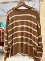 Sweater de punto negro con rayas horizontales blancas y mangas largas.
