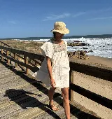 Túnica color beige de lino con bordado artesanal en el frente y espalda.