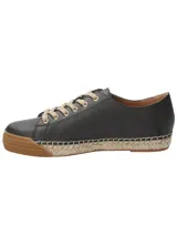 Zapatillas bajas de cuero color crema con cordones y plataforma de yute.