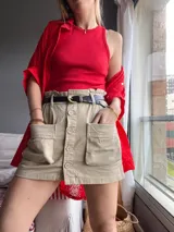 Musculosa roja de algodón con cuello redondo y sisas anchas.