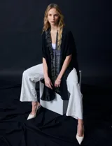 Kimono negro de gasa con apliques de brillos.