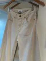 Pantalón jean crudo de corte recto, con bolsillos delanteros y traseros.