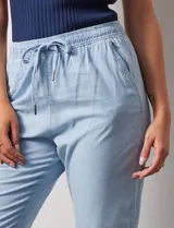 Pantalón celeste liso, marca Dash. Pretina elastizada, bolsillos delanteros y bolsillos traseros simulados.