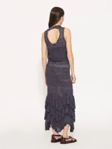 Pollera larga de tejido de punto con hilo metálico, corte al cuerpo y largo hasta los tobillos.