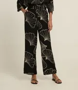 Pantalón wide leg negro con estampado de hojas en color crema, cintura elastizada y bordado de follaje.