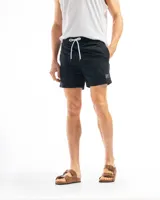 Short de baño negro, con corte clásico y tiro medio.