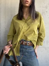 Camisa color verde oliva con bordado floral, de corte holgado y mangas 3/4.