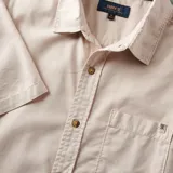 Camisa manga corta color beige, con cuello clásico, cierre con botones y bolsillo en el pecho. Corte recto. Marca Roark, modelo Made To Fade.