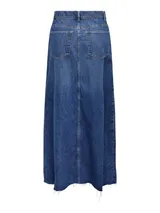 Falda maxi de denim azul con diseño de largo completo, triángulo en contraste, acabado deshilachado en el dobladillo y bolsillos laterales.