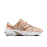 Championes Nike Al8 de mujer, color crema con detalles en naranja y logo plateado.