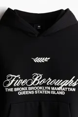 Canguro negro con capucha de doble capa, hombros caídos, diseño estampado con texto "Five Boroughs" y bolsillo canguro.