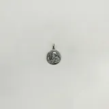 Dije redondo de plata 925 con la imagen de San Benito.