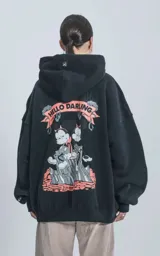 Buzo con capucha negro de frisa de algodón con calce oversize. Estampado en el frente con diseño de Mickey y Minnie Mouse con la leyenda "The Flame of Love".