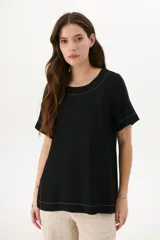 Blusa manga corta color rojo con cortes laterales y abertura abotonada en la espalda. Los pespuntes a contratono resaltan el escote y los cortes.