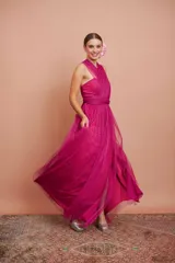 Vestido largo color fucsia de micro tul, strapless y multi posición.