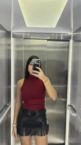 Musculosa de media polera en color burdeos, confeccionada con tela de lycra.