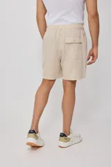 Bermuda de algodón color gris oscuro, con cintura elástica ajustable con cordón.