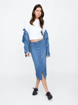 Pollera midi de jean celeste con botones al frente y abertura en el ruedo.