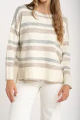 Sweater de punto con rayas horizontales en tonos beige, gris y blanco. De corte holgado y mangas largas.