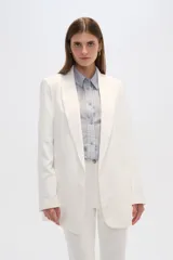 Blazer blanco de viscosa con cuello smoking y bolsillos frontales.