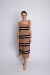 Vestido tejido con hilado de algodón de alta calidad, color tostado con rayas horizontales en azul marino y blanco.