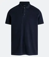 Polo azul marino de corte regular, confeccionada en algodón con textura de rayas horizontales. Tiene cuello inglés, botones en el pecho y mangas cortas.